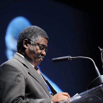 M Jonas K Jabulo De La Gwcl Lisant Une Motion De Remerciement