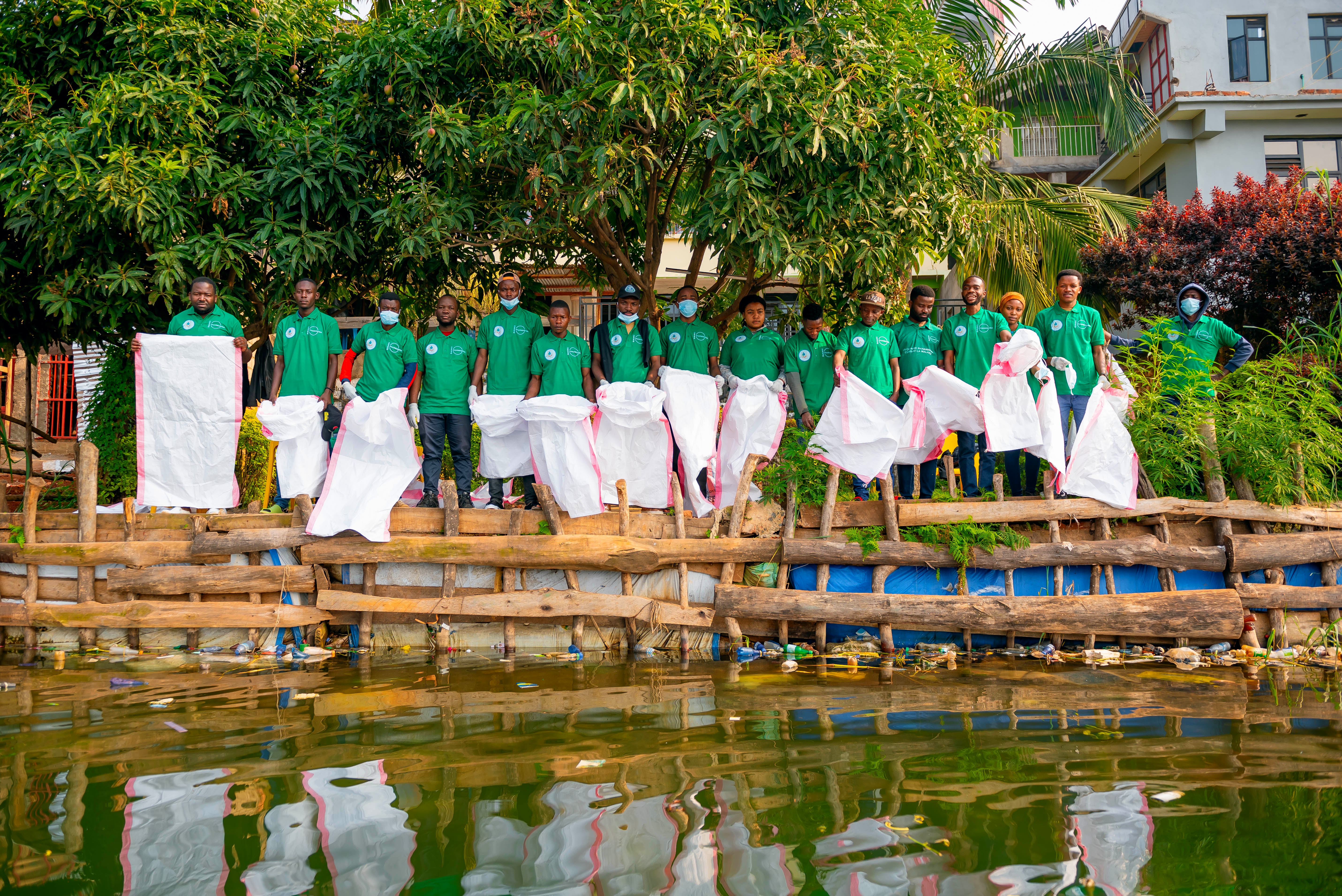 Des jeunes prêts à collecter les plastiques du Lac Kivu